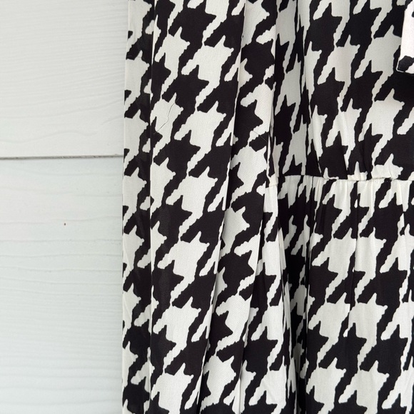 Alice + Olivia Black and White Long Sleeve Dress - Picture 10 of 14